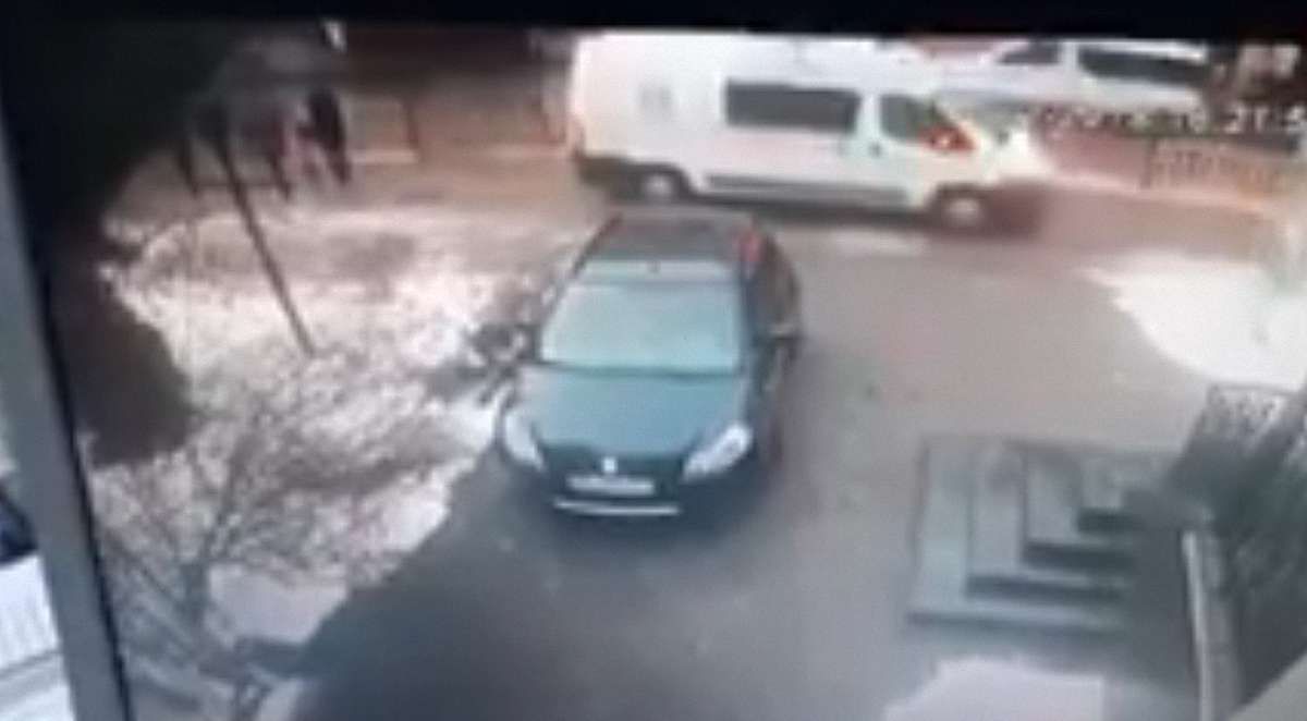 Водія «швидкої допомоги», який на тротуарі збив жінку з дитиною, звільнили