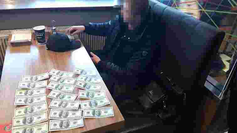 Директора львівської компанії затримали при спробі дати $2000 хабара поліцейським