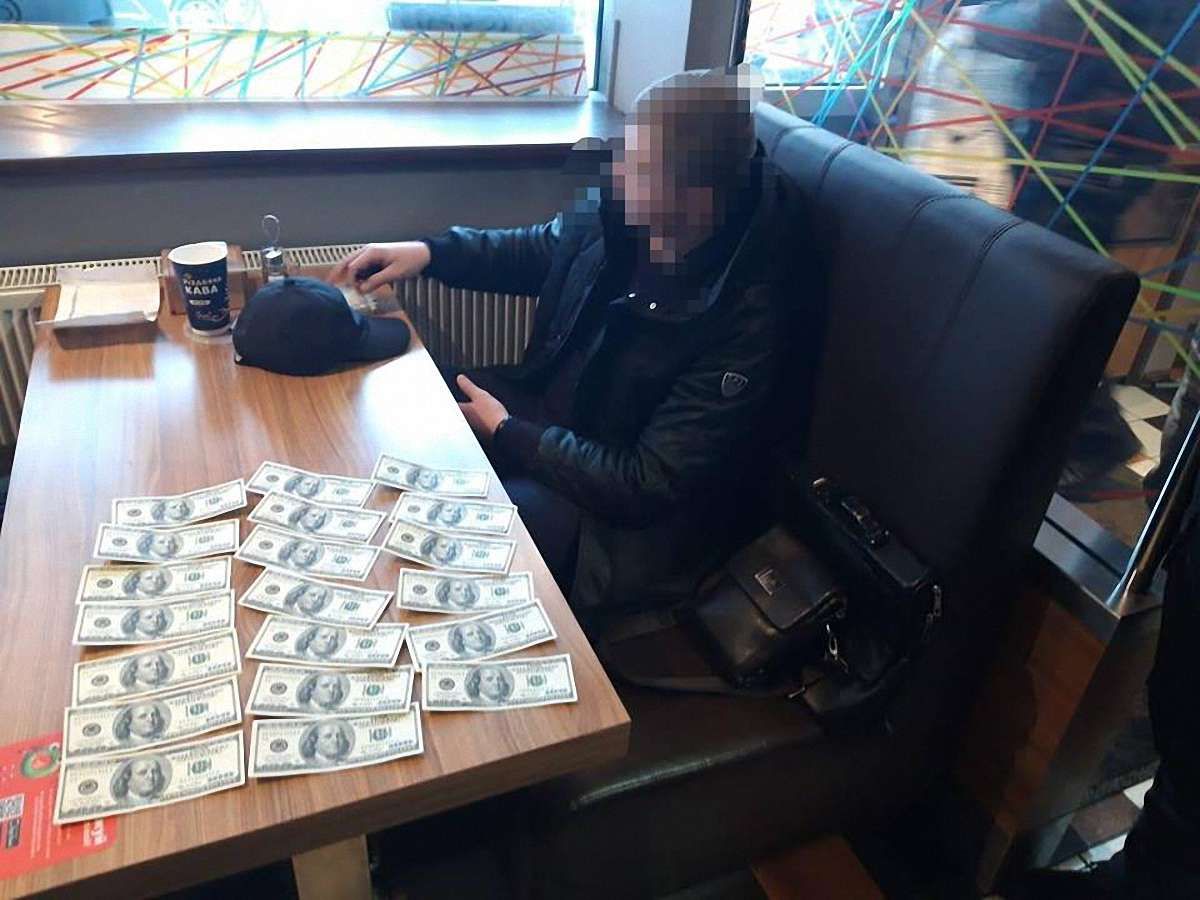 Директора львівської компанії затримали при спробі дати $2000 хабара поліцейським