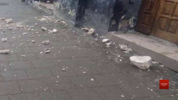 На вулиці Руській шматки ліпнини впали на трамвайну зупинку