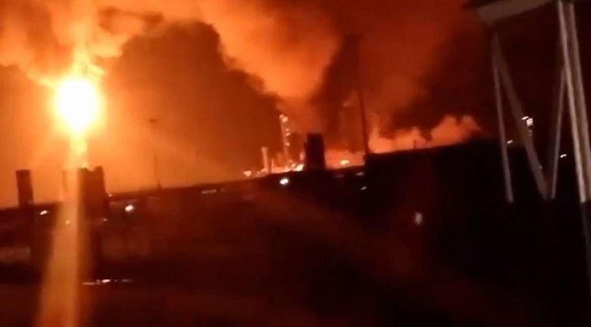 На хімічному заводі у Калуші виникла масштабна пожежа