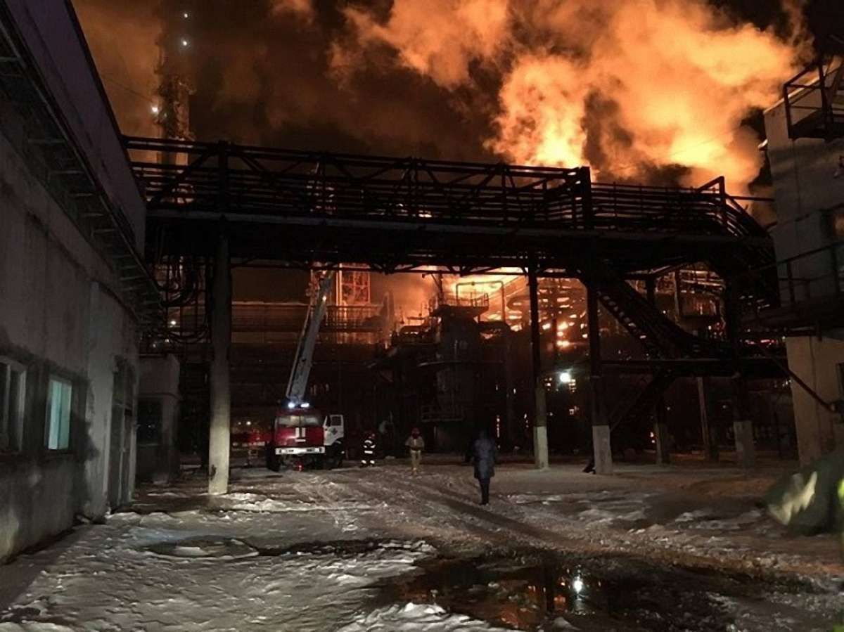 Пожежу на хімзаводі в Калуші досі не загасили