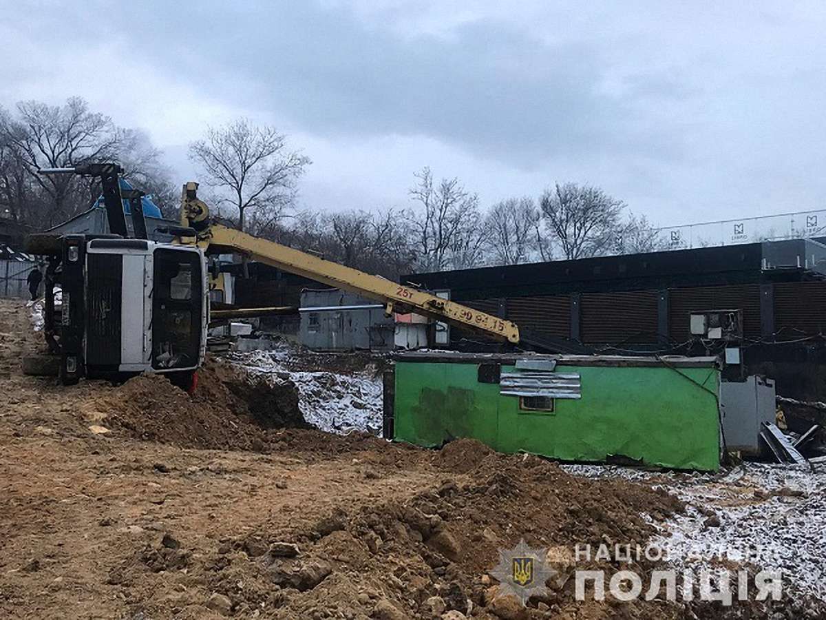 На скандальному будівництві в Одесі через падіння крана загинув робітник