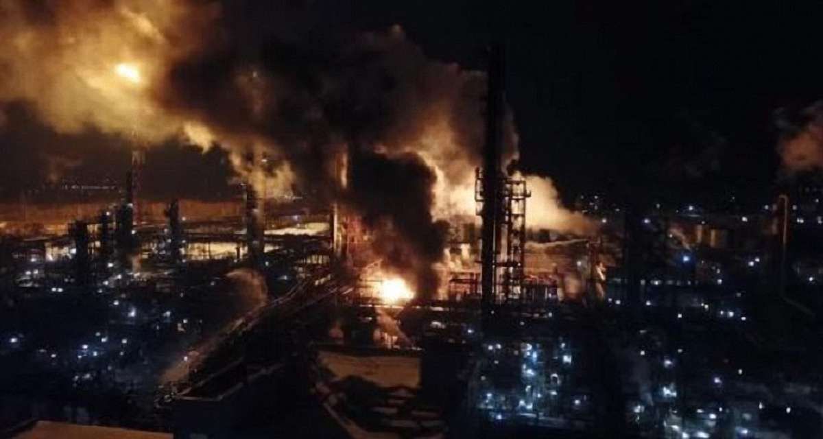 Пожежники ліквідували пожежу на хімічному заводі в Калуші