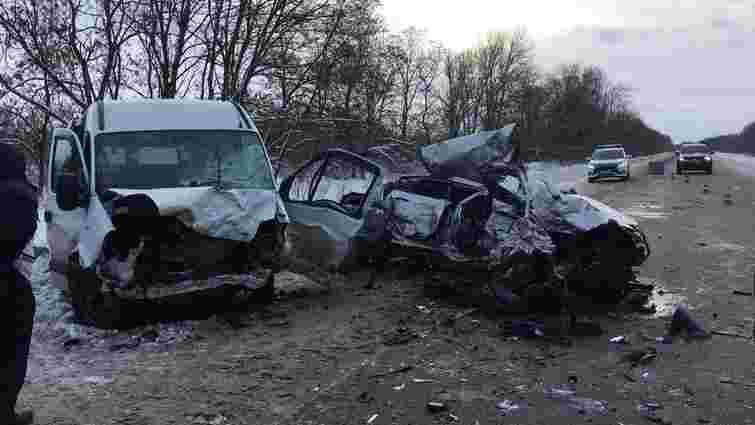 Четверо людей загинули у зіткненні мікроавтобуса з легковиком на Харківщині