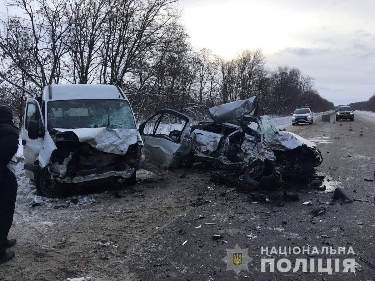 Четверо людей загинули у зіткненні мікроавтобуса з легковиком на Харківщині
