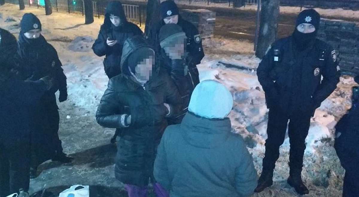 Патрульні затримали чотирьох львів’ян під час крадіжки тротуарної плитки