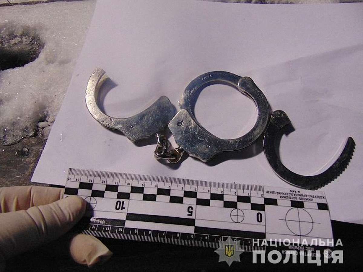 У центрі Києва чоловіка прикували наручниками до перил сходів і пограбували