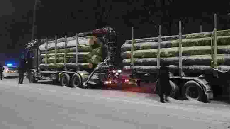 У Львові патрульні затримали дві вантажівки з деревиною без документів