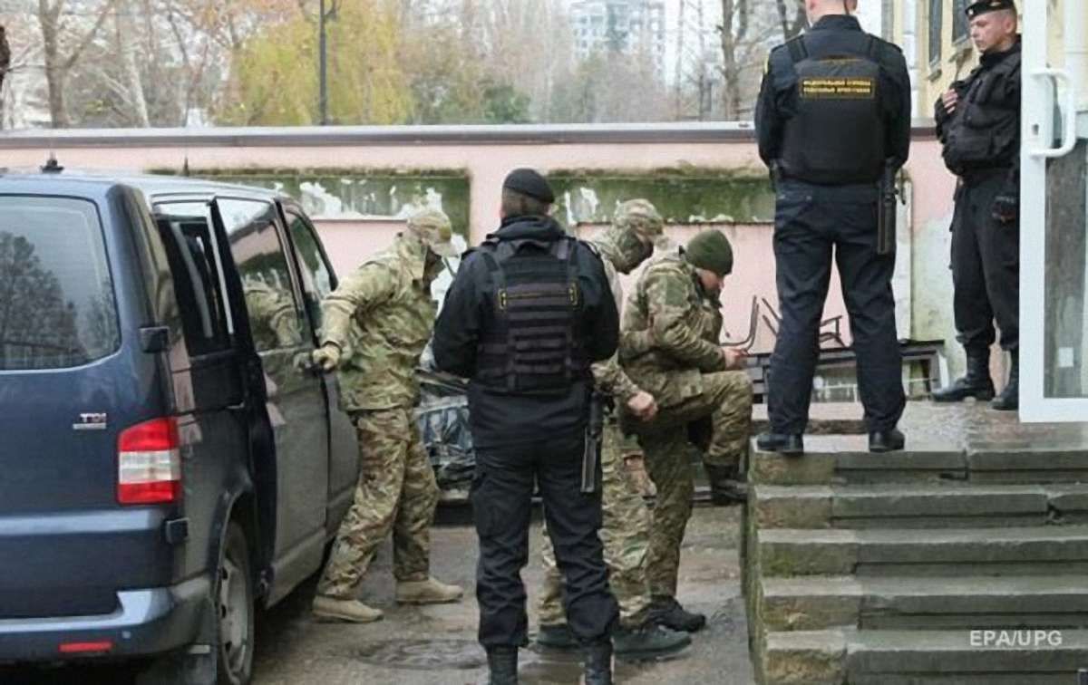 Російський суд продовжив арешт усім 24 військовополоненим українським морякам