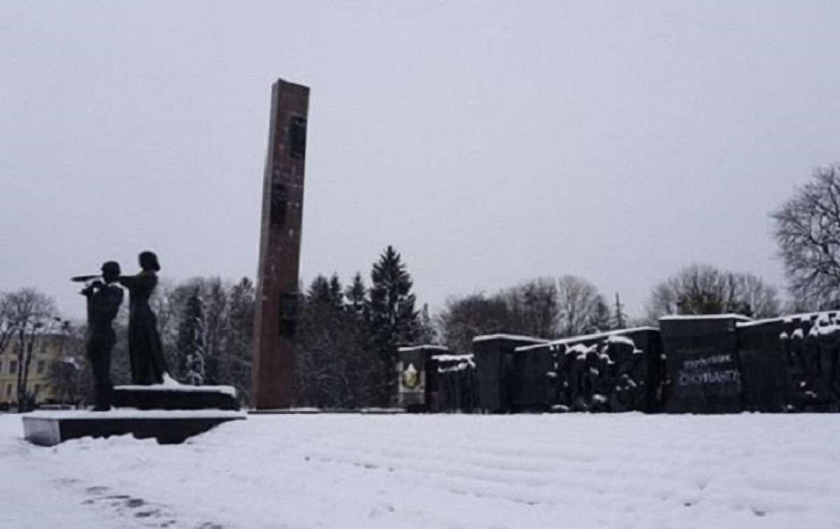 Підрядник відмовився демонтувати 30-метрову стелу Монументу слави у Львові