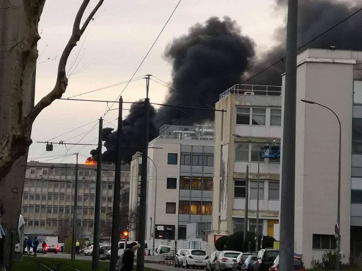 В університеті у французькому Ліоні сталася низка вибухів, є постраждалі
