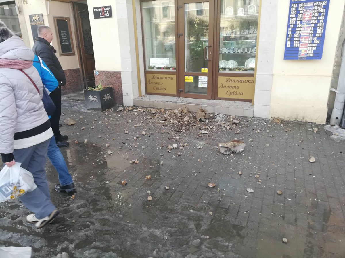 На просп. Шевченка у  Львові обвалилась частина аварійного балкону