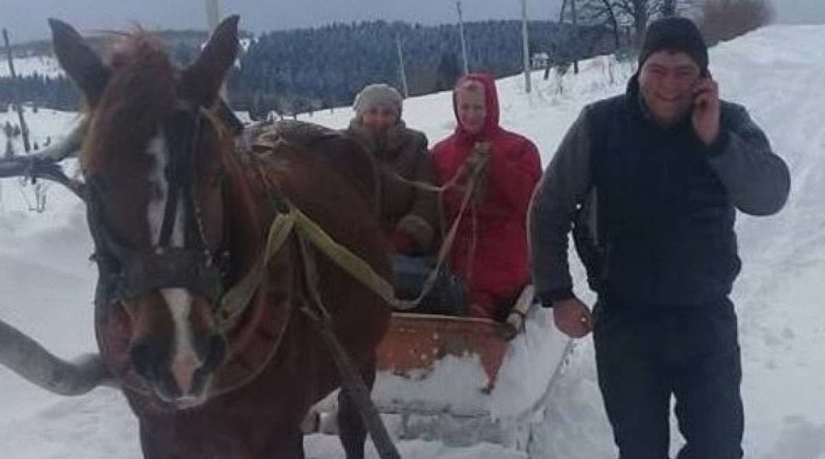 Через снігові замети на Турківщині лікарі їхали на виклик санями