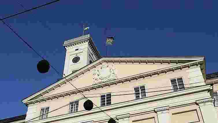 На львівській ратуші приспустили прапор міста на знак скорботи за мером Ґданська