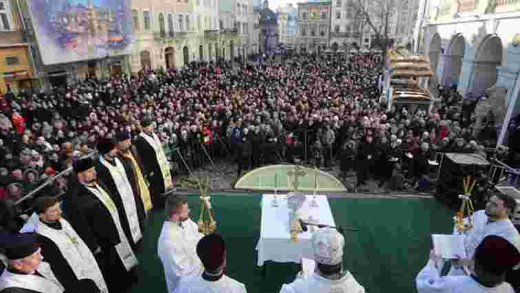 У центрі Львова духовенство різних християнських конфесій освятило воду