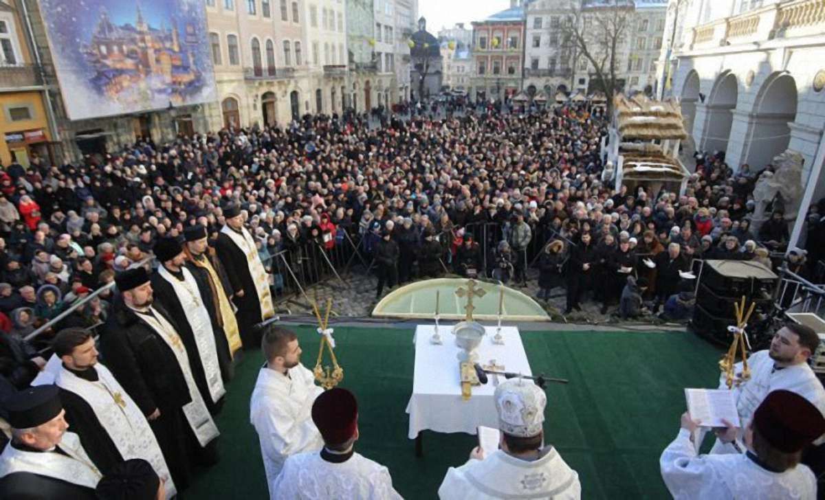 У центрі Львова духовенство різних християнських конфесій освятило воду