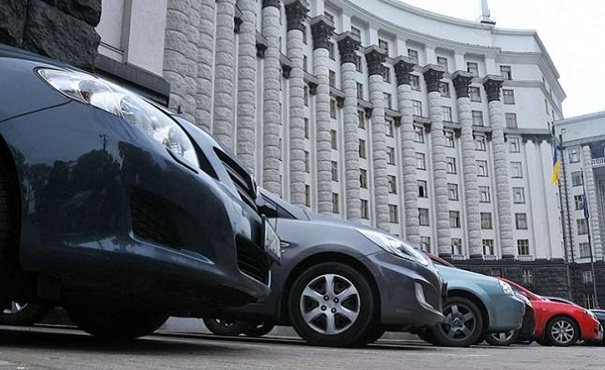 Кабмін продав частину автопарку, зокрема Land Cruiser та кілька Mercedes 