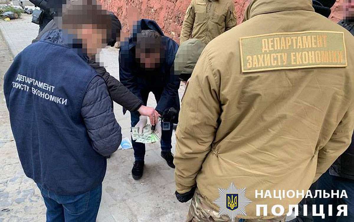 У Львові  посадовця Держгеокадастру затримали на хабарі у 1000 доларів