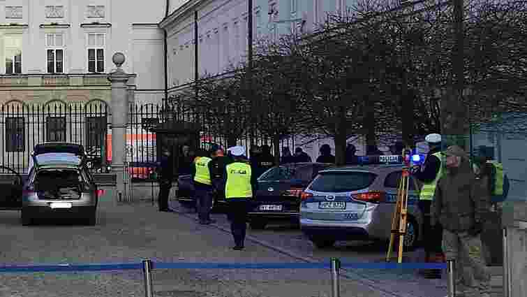 У Польщі чоловік на авто намагався протаранити ворота президентського палацу