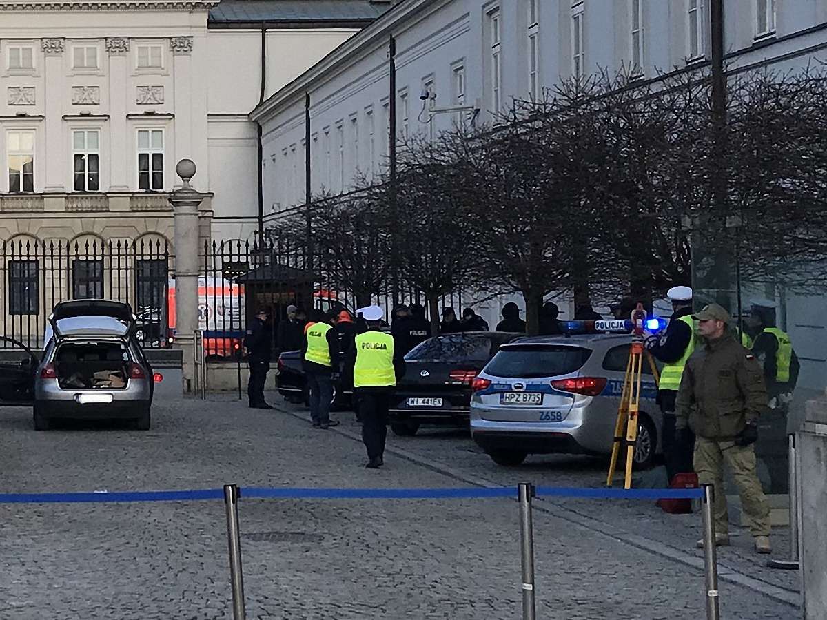У Польщі чоловік на авто намагався протаранити ворота президентського палацу
