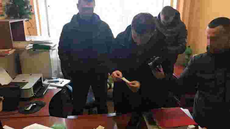 На Львівщині поліцейського затримали за вимагання 12 тис. доларів хабара