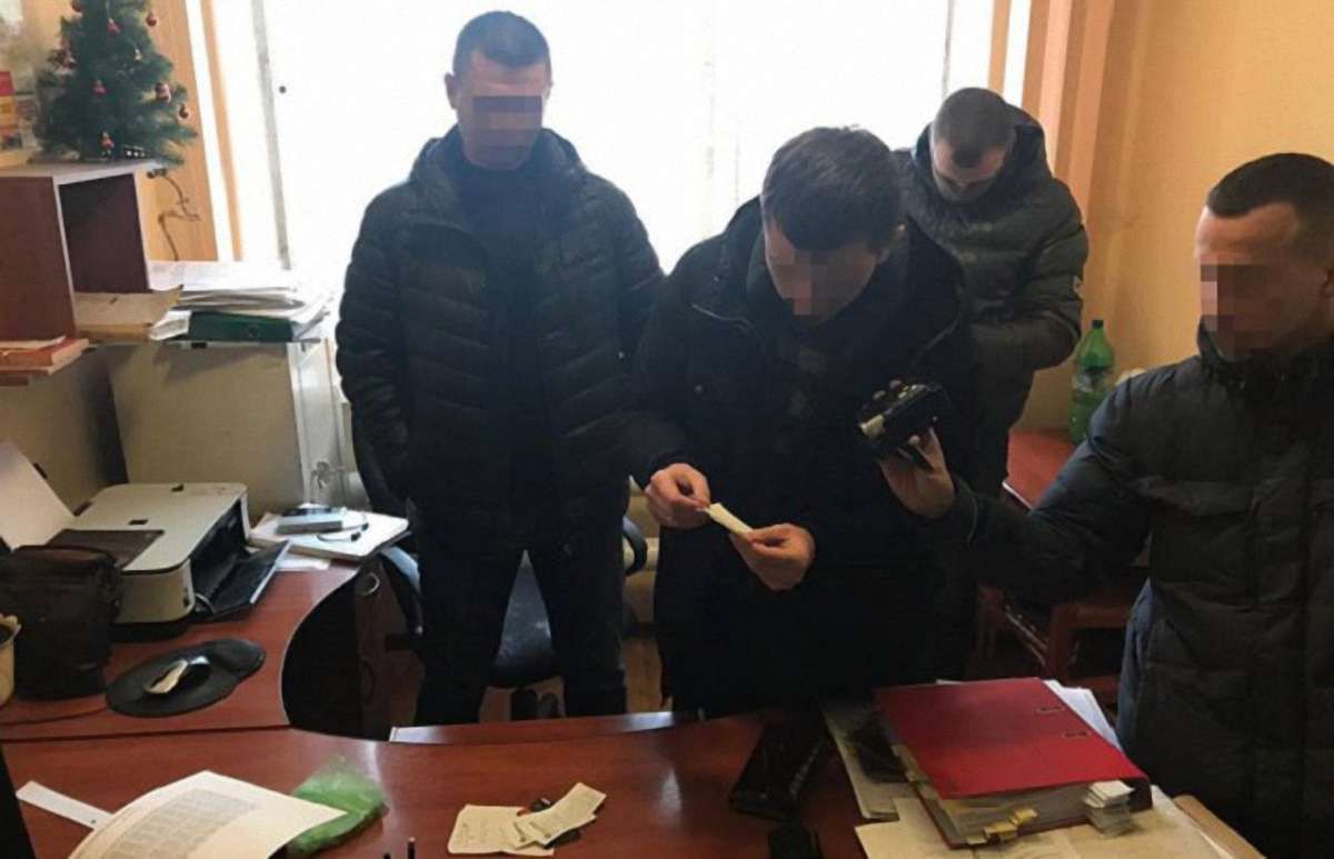 На Львівщині поліцейського затримали за вимагання 12 тис. доларів хабара
