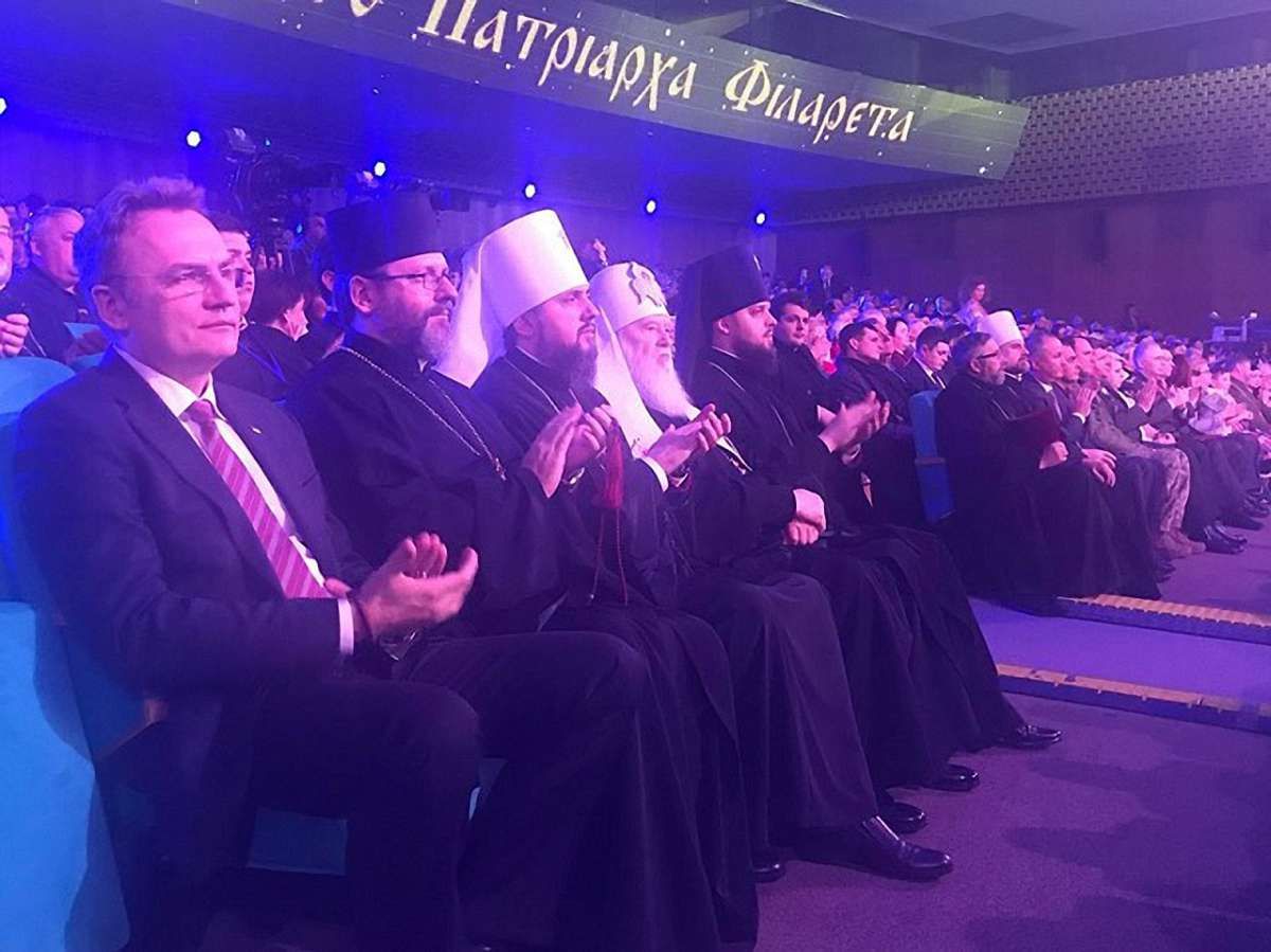 Андрій Садовий вручив патріарху Філарету Золотий герб Львова з нагоди 90-річчя