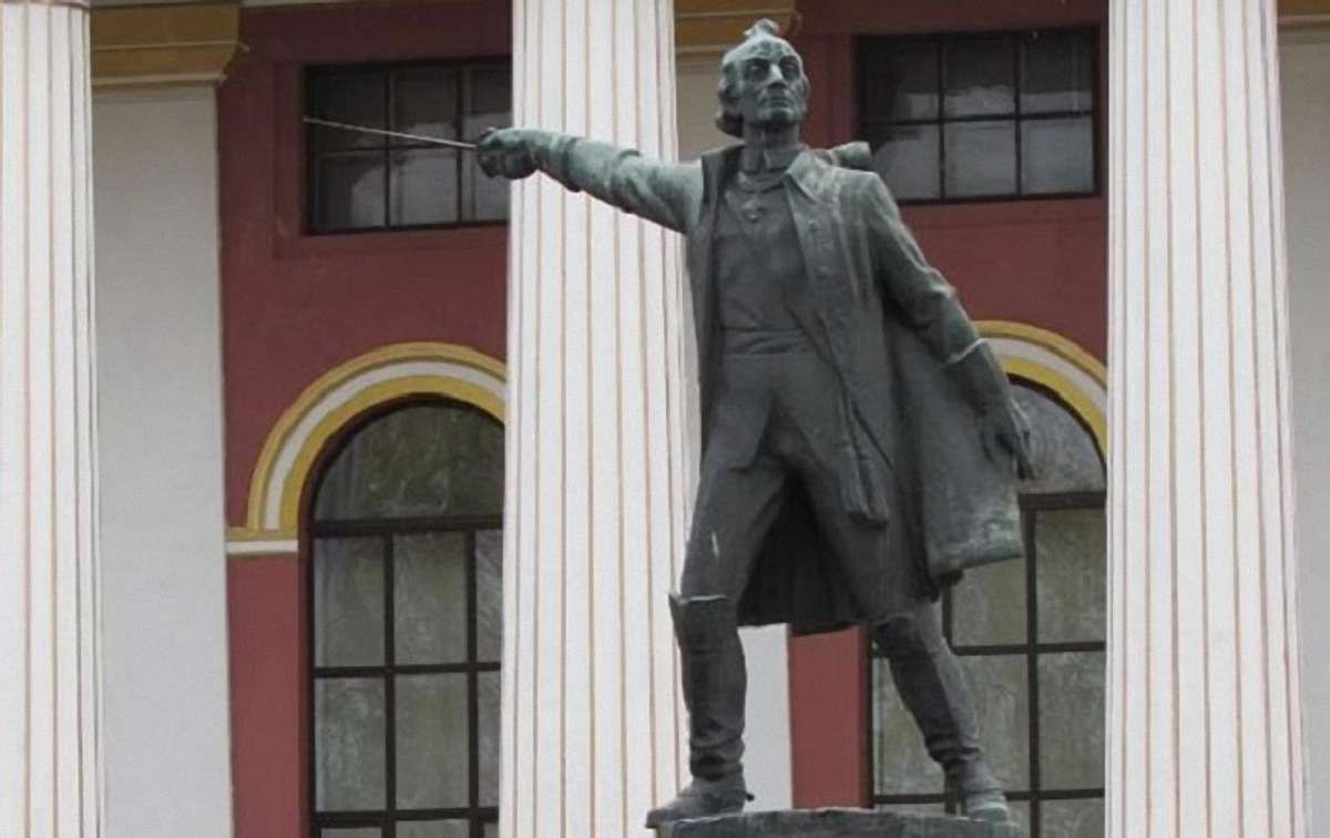 З подвір’я київського ліцею імені Богуна демонтували пам'ятник Суворову