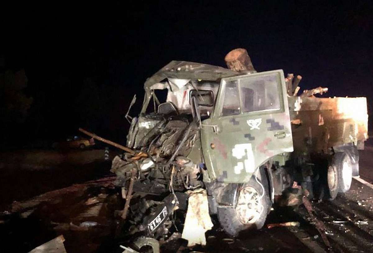 На Херсонщині внаслідок зіткнення армійських вантажівок загинув військовий-контрактник