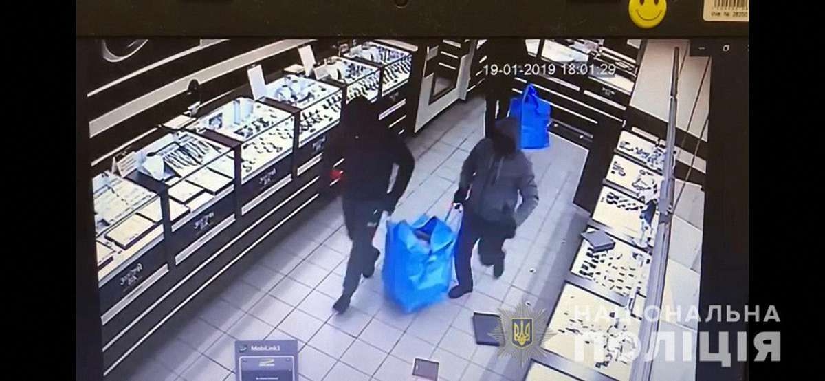 У Кривому Розі грабіжники винесли з ювелірного магазину 1,5 кг прикрас