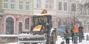 Львівські комунальники з ночі виїхали на прибирання вулиць від снігу