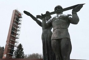 У Львові вже розібрали частину стели Монументу слави