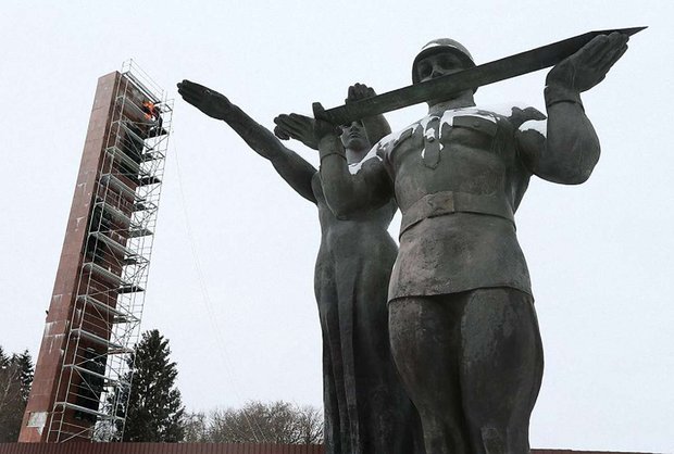 У Львові вже розібрали частину стели Монументу слави
