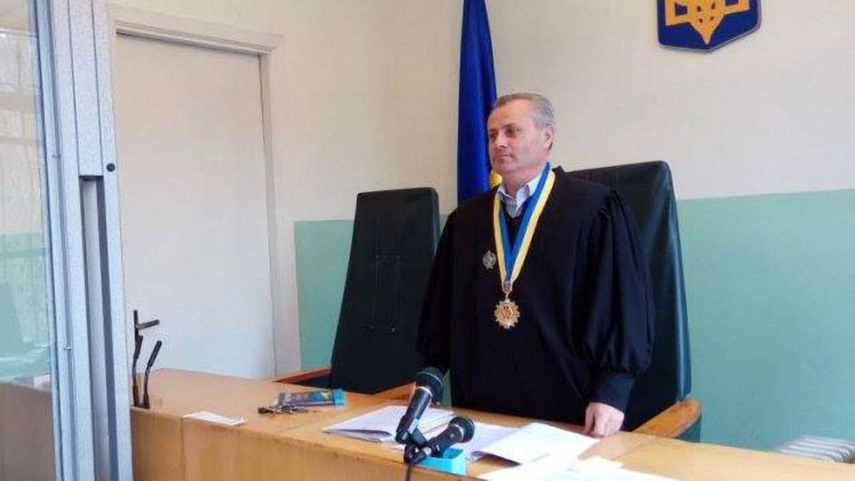 Єдиний суддя Турківського райсуду отримував хабарі у службовому туалеті