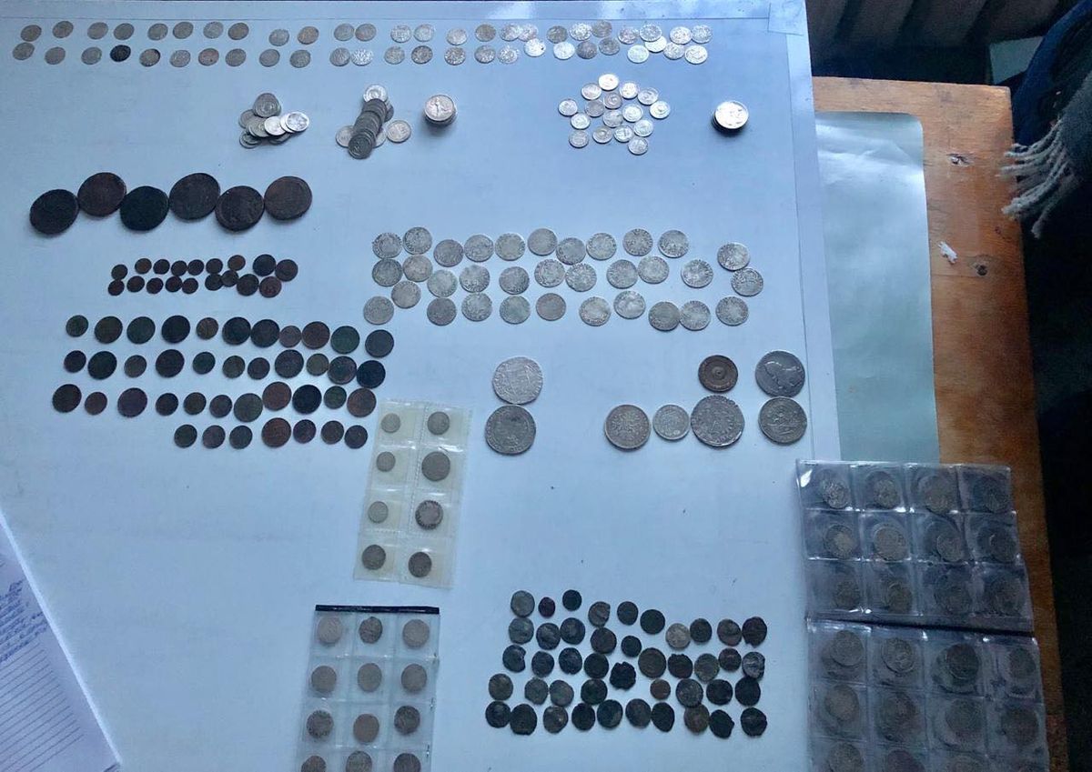 Львівські прикордонники вилучили у 56-річного пасажира потяга колекцію старовинних монет