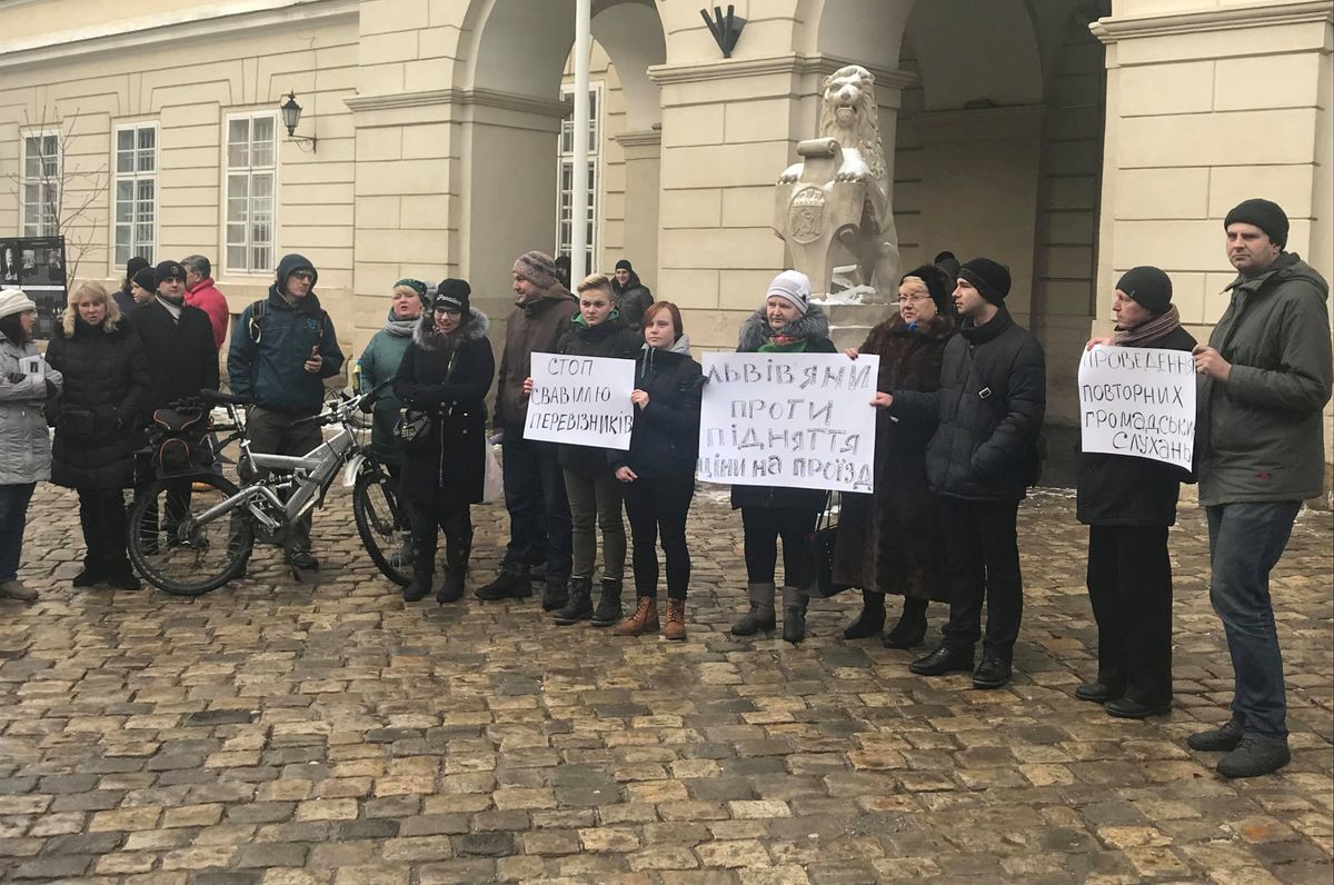 На пікет проти підняття вартості проїзду у маршрутках вийшли лише 20 львів'ян