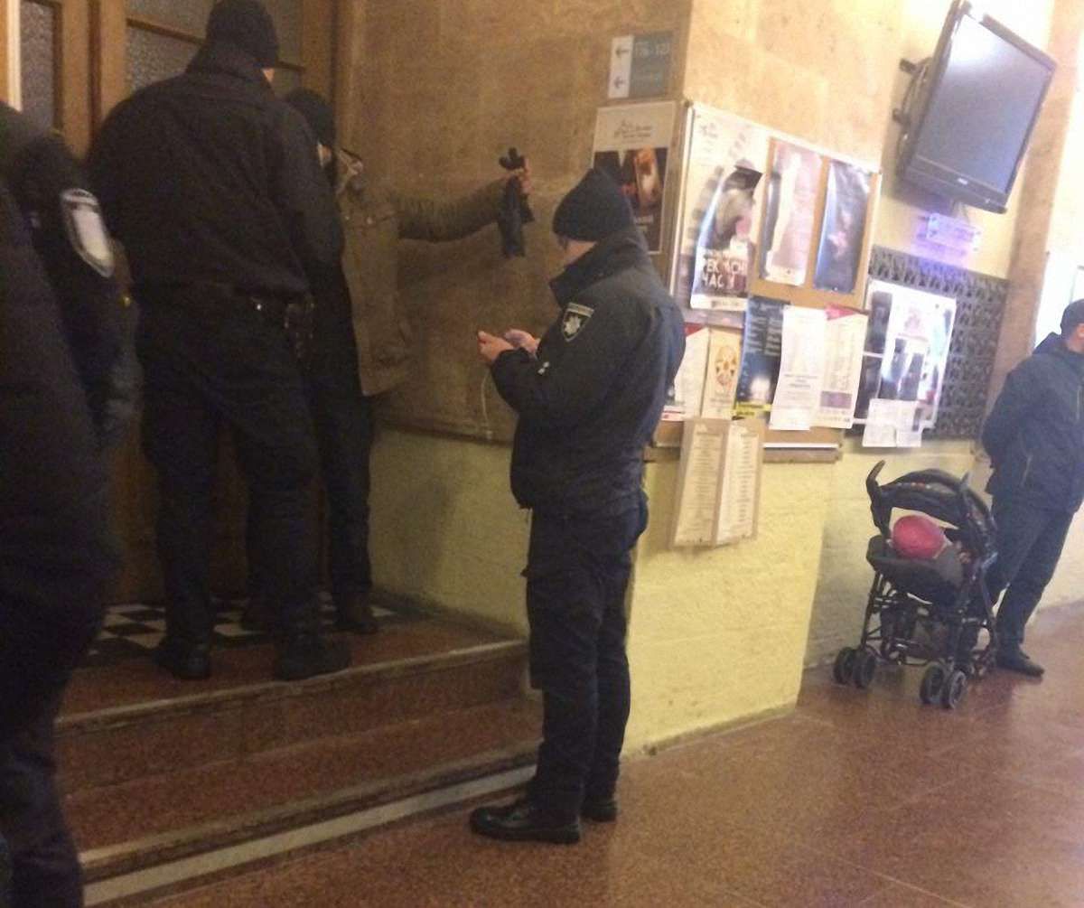 У Львові затримали хулігана з Чернівців, який розбив вікно Ратуші