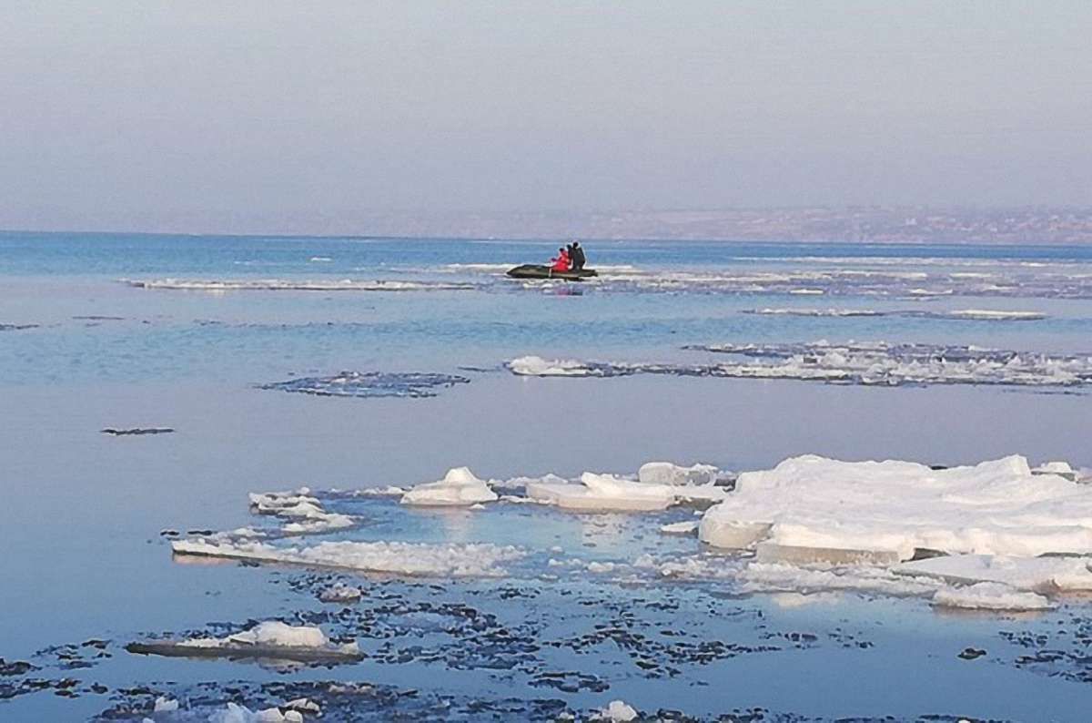 На Одещині рятувальники зняли дітей з крижини, що дрейфувала лиманом 
