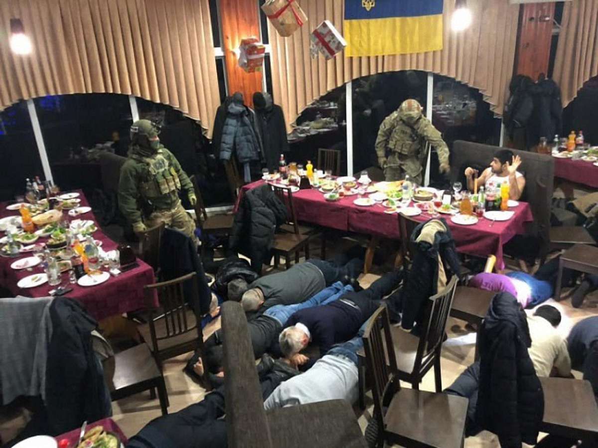 В Маріуполі поліція затримала кримінального авторитета на його дні народження