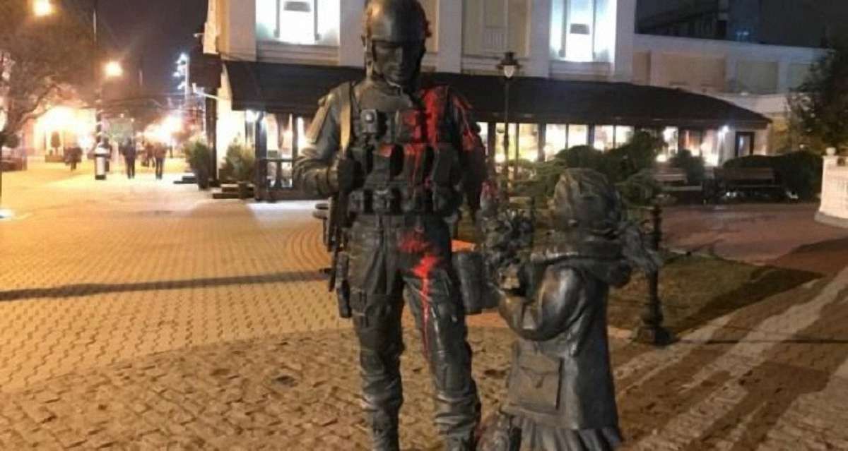 В окупованому Сімферополі облили фарбою пам'ятник «зеленим чоловічкам»