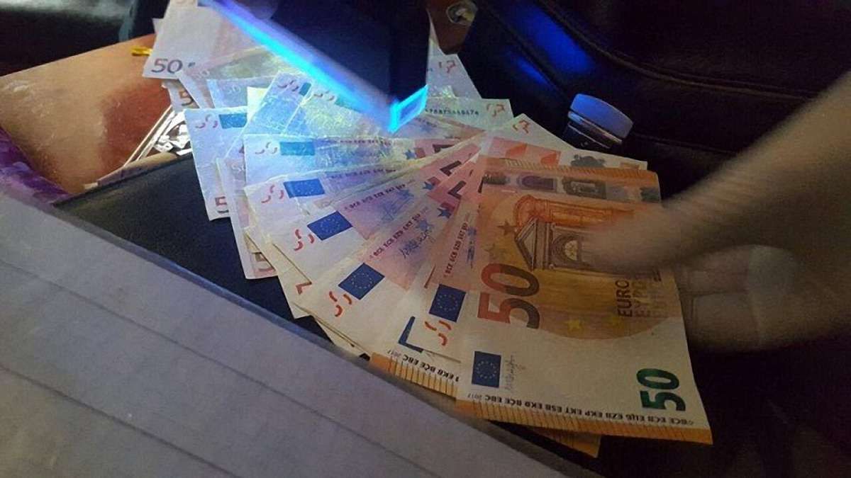 Керівника архіву Чернівецької області засудили до п'яти років в'язниці за хабар