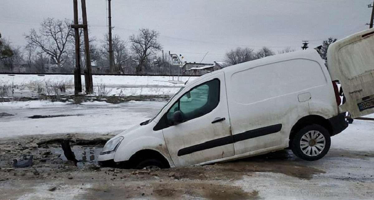 У районному центрі на Львівщині під автомобілем провалилася дорога