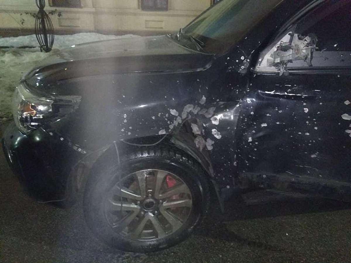 У Дніпрі невідомі з гранатомета обстріляли автомобіль кримінального авторитета