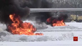 Під час навчання львівські рятувальники гасили пожежу літака в аеропорту