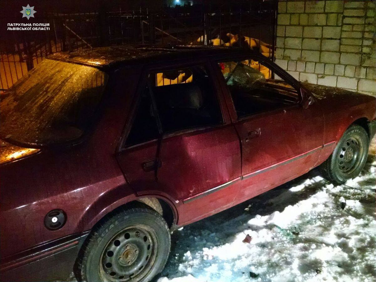Вночі на Левандівці 32-річний львів'янин розтрощив чужий автомобіль 