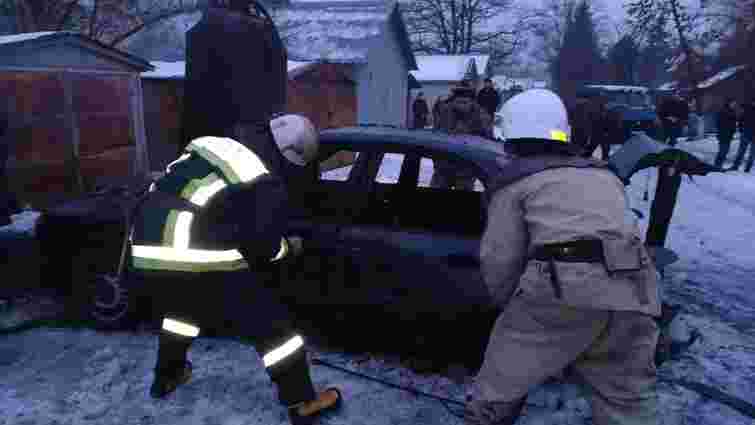 У Яворові внаслідок пожежі в гаражі згорів 48-річний власник, що був в автомобілі