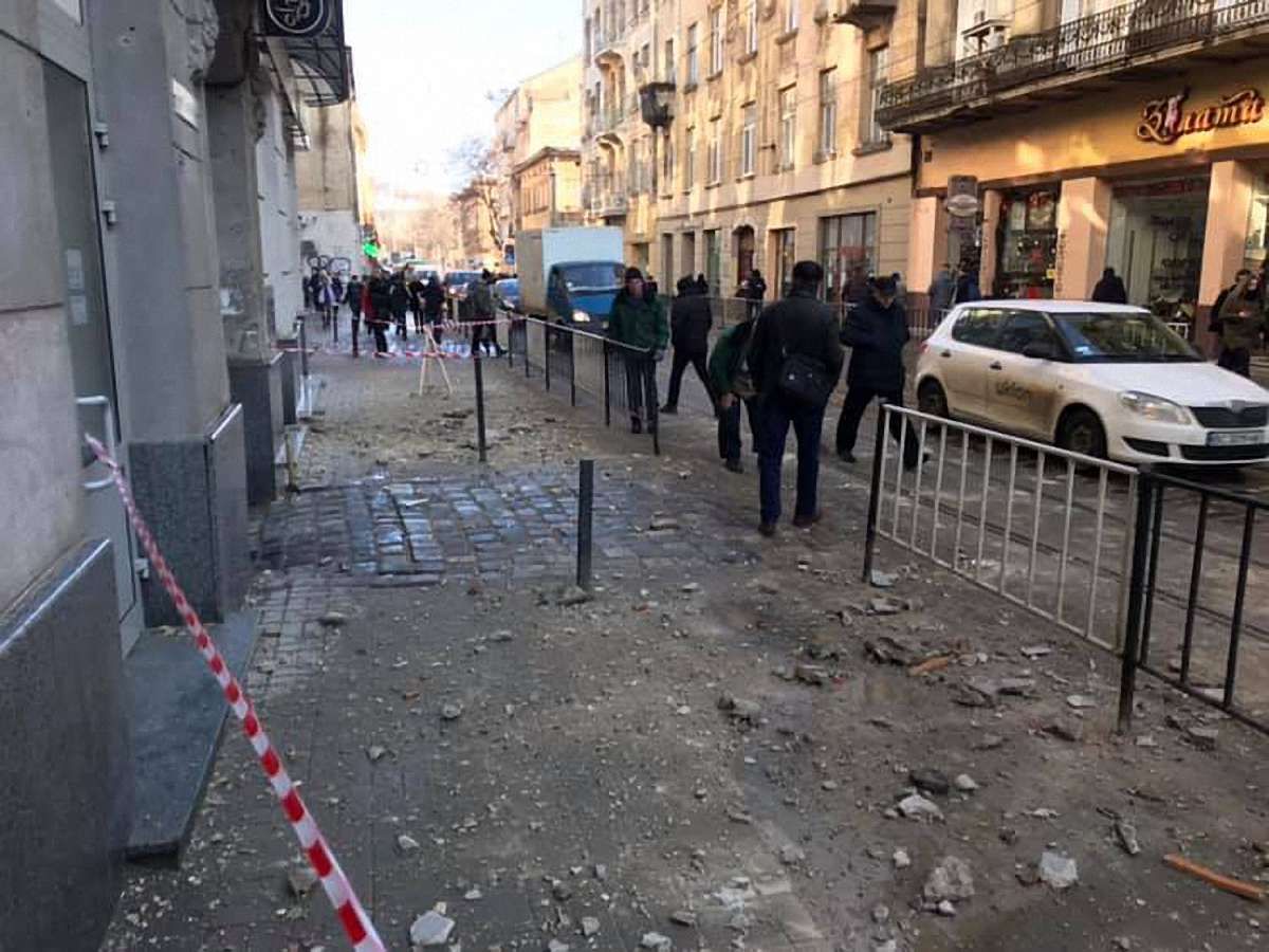 Ліпнина з будинку травмувала пішохода в центрі Львова