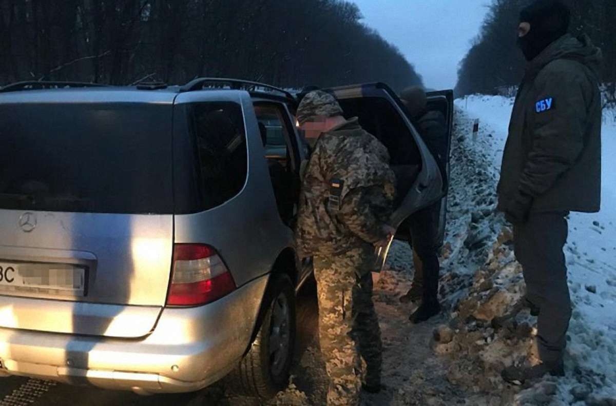 На Львівщині затримали трьох торговців зброєю