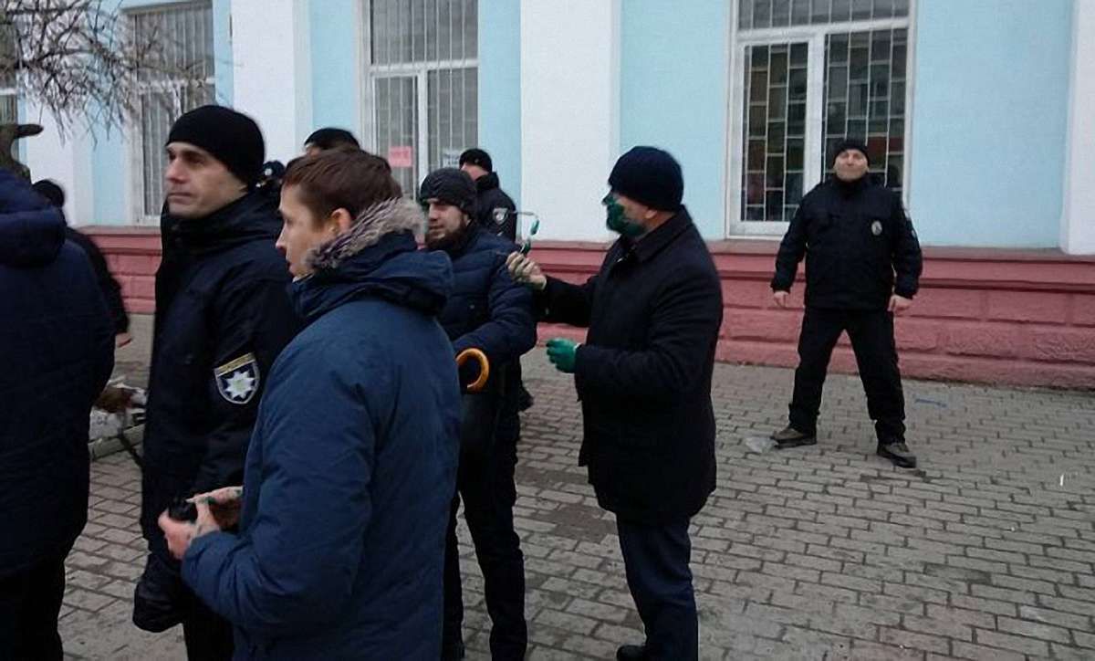 Кандидата в президенти Олександра Вілкула облили зеленкою в Бердянську